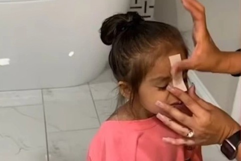 Nguoi me bi chi trich vi triet long may cho con gai 3 tuoi hinh anh