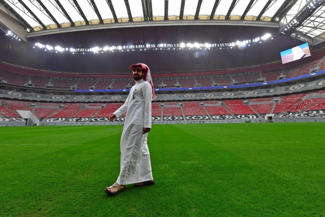 O noi dang cai World Cup 2022, nguoi dan me nuoi chim hon bong da hinh anh