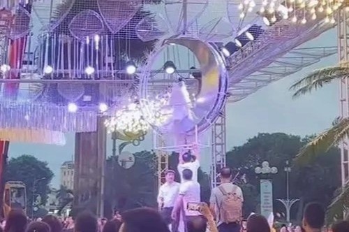 Co dau Nam Dinh ngoi tren can cau cao 10 m vao le duong hinh anh