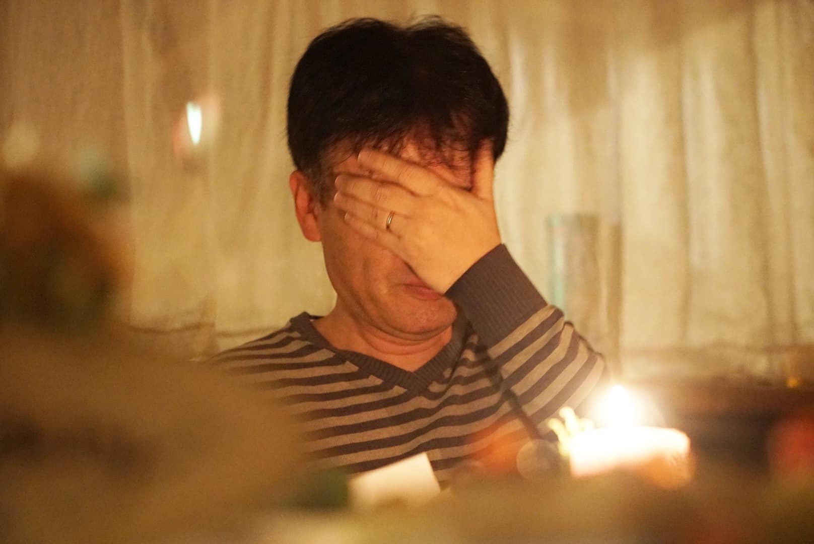 Chong Nhat bat khoc khi doc thu cua vo Viet trong ngay ky niem cuoi hinh anh