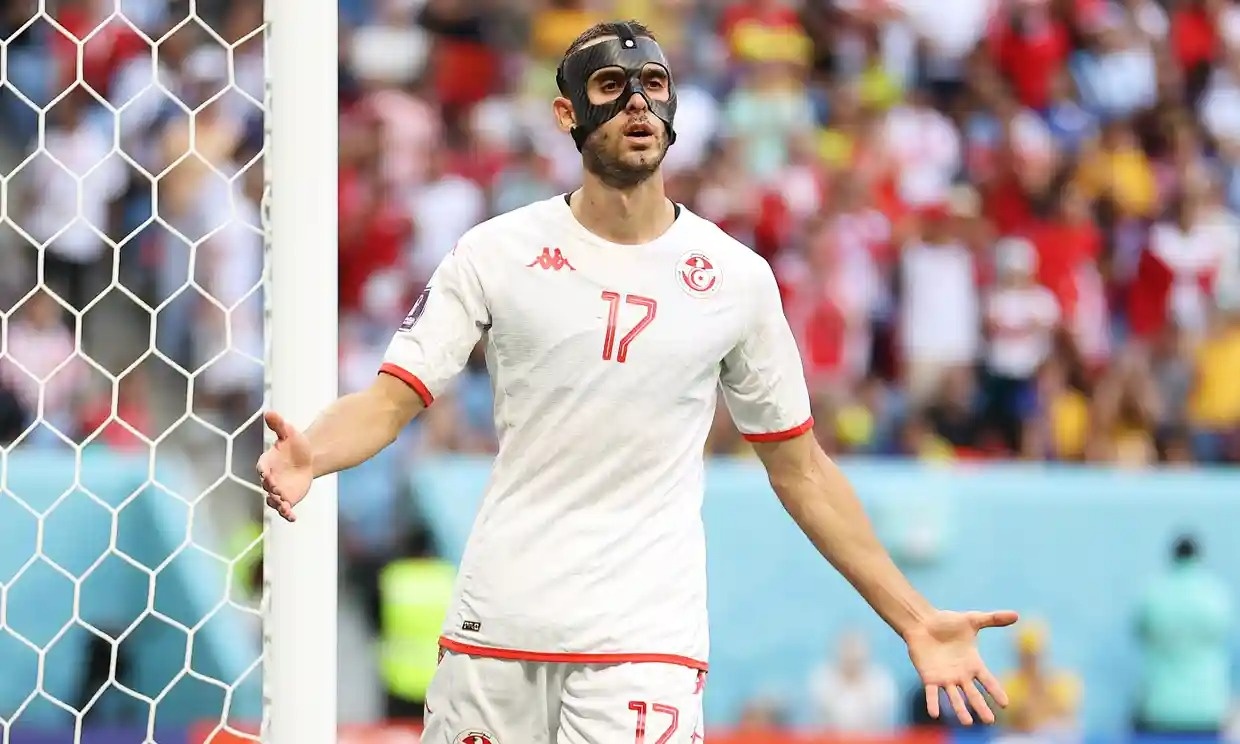 cau thu deo mat na anh 6