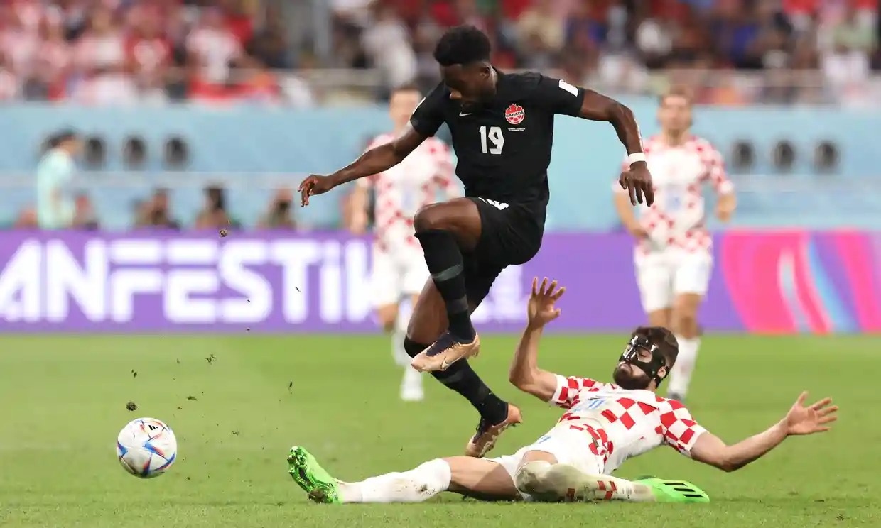 cau thu deo mat na anh 4