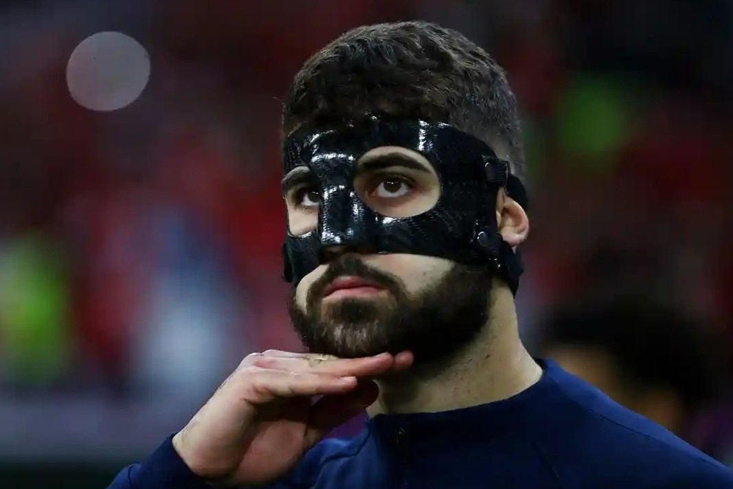 cau thu deo mat na anh 3