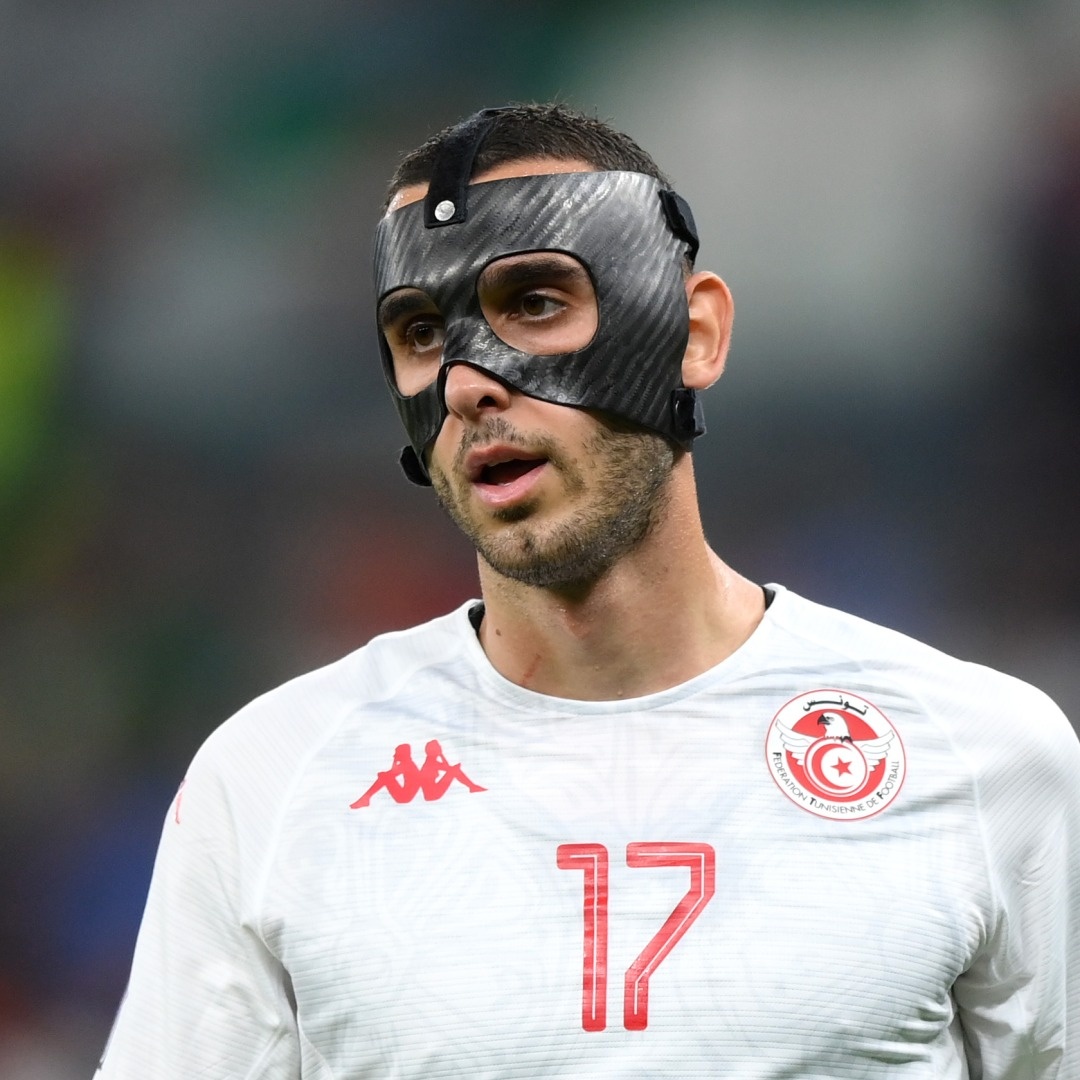 cau thu deo mat na anh 7