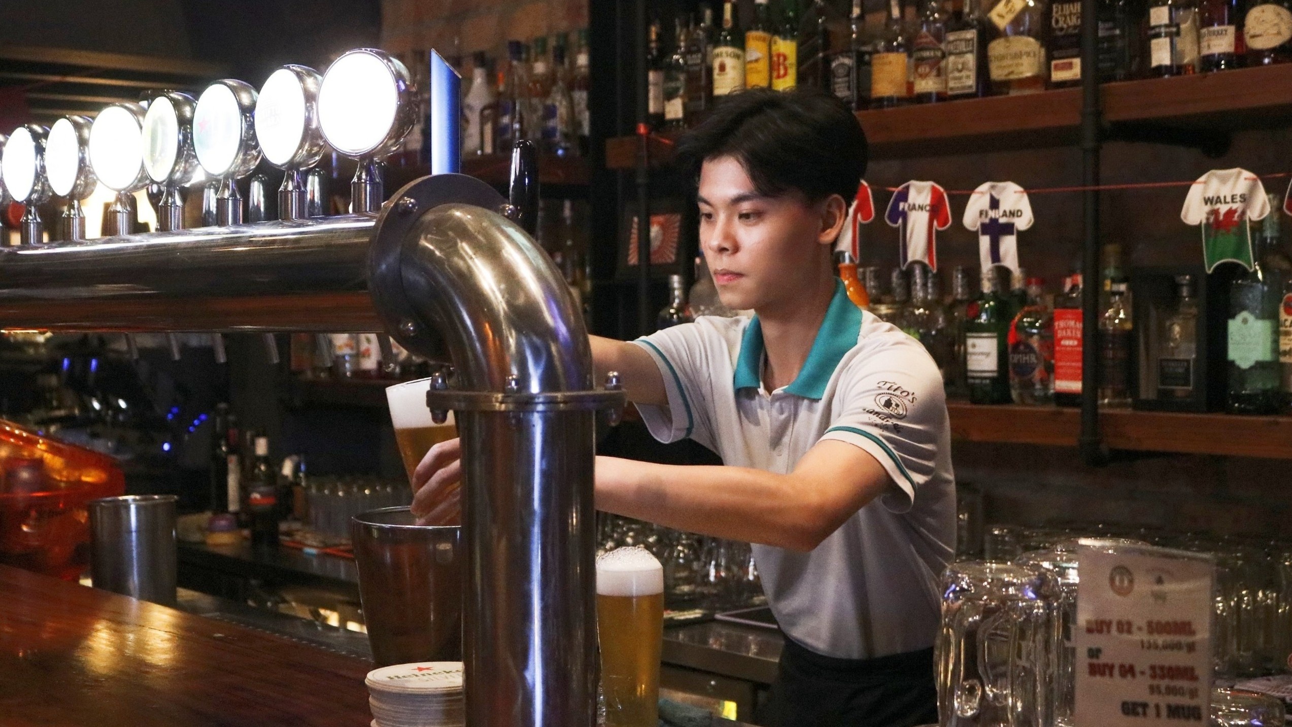 quan bar thao dien anh 1