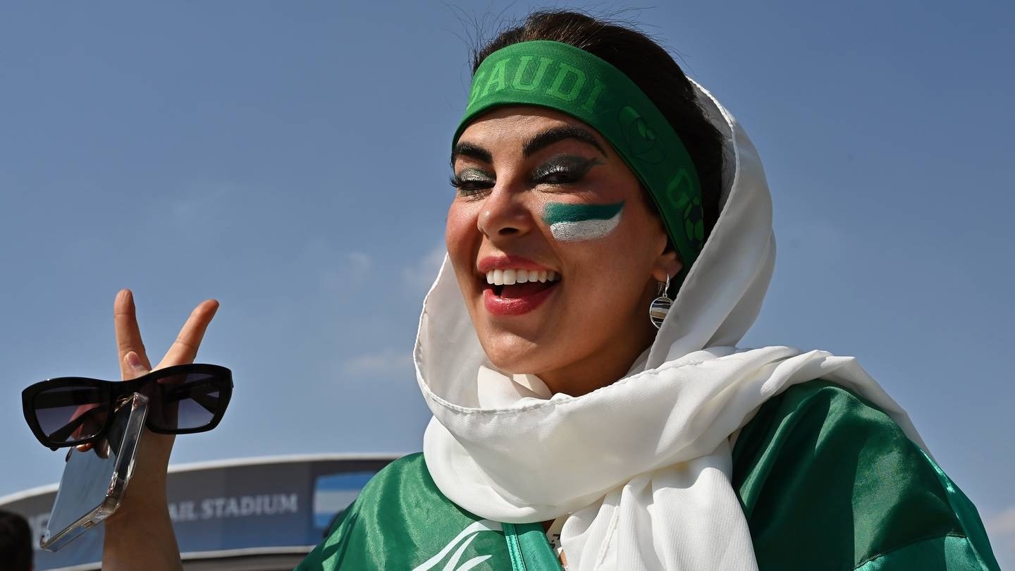 Noi phu nu lan dau tien khong can xin phep chong di xem World Cup hinh anh