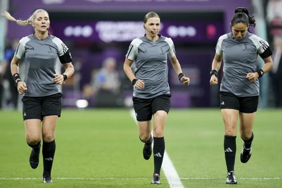 To trong tai toan nu dau tien trong lich su World Cup hinh anh