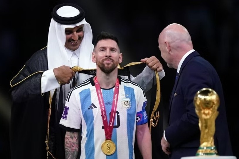 Phan ung trai chieu ve chiec ao choang Messi mac khi nang cup hinh anh