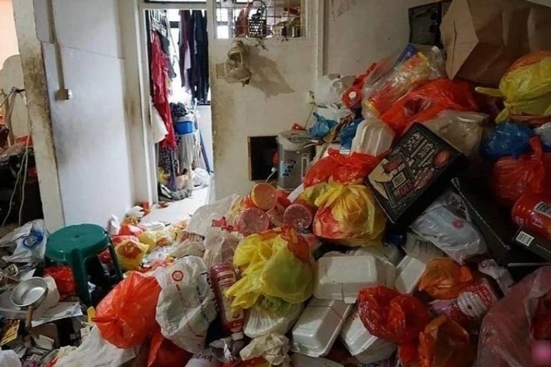 Can ho day rac cua nguoi dan ong 2 thang khong ra khoi nha hinh anh