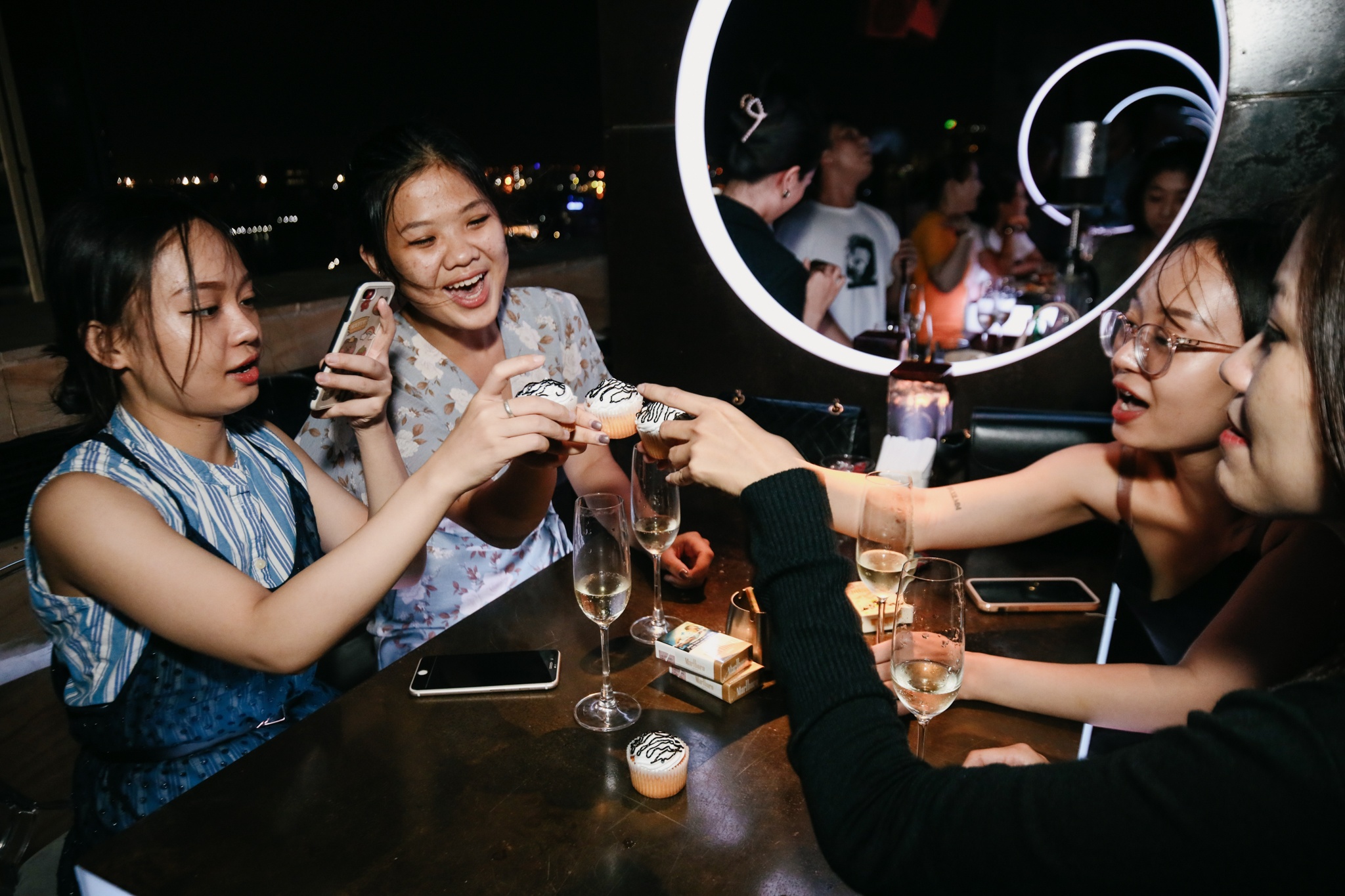 Giao thua rieng tu trong quan bar, rap chieu phim cua gioi tre TP.HCM hinh anh