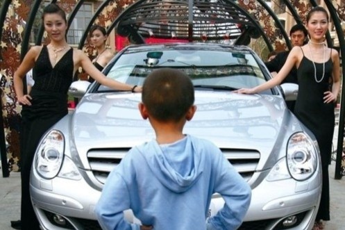 Clip khoe tai san co hang trieu nguoi theo doi cua cau be 16 tuoi hinh anh