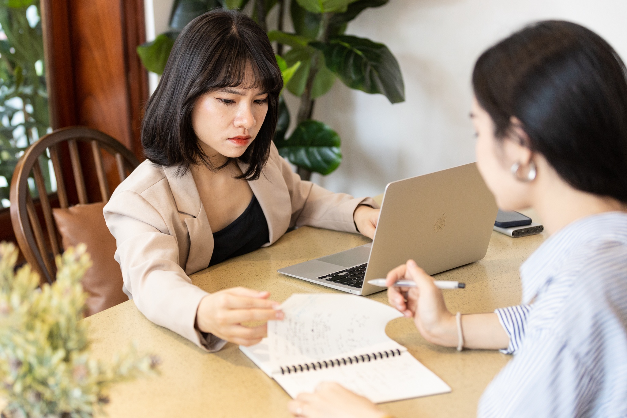 Chap nhan bi tru luong, mat ngay phep khi ve que an Tet som hinh anh