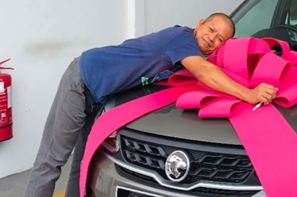 Sep thuong oto cho nhan vien lam viec 10 nam tai cong ty hinh anh