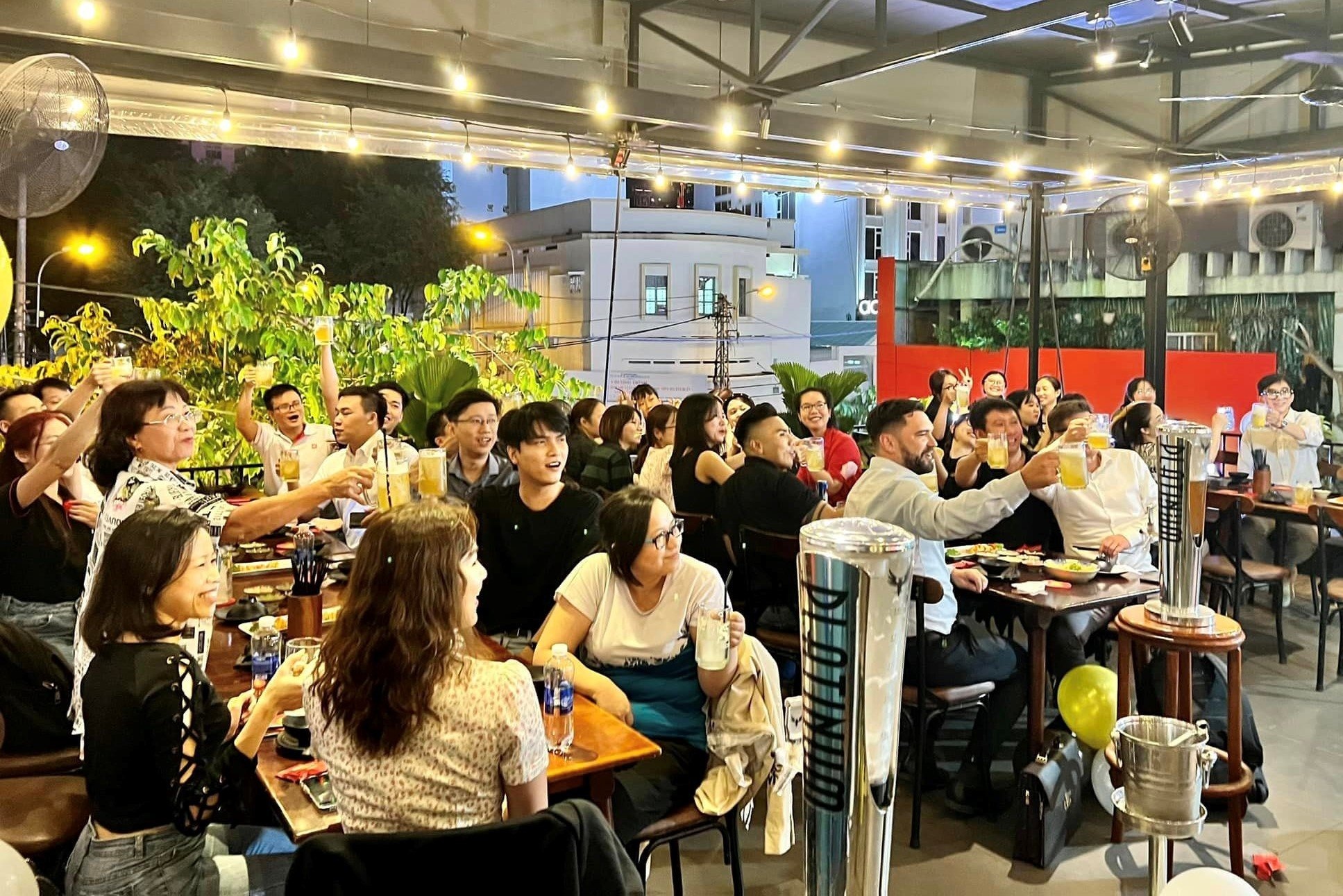 nha hang ngay tet anh 2