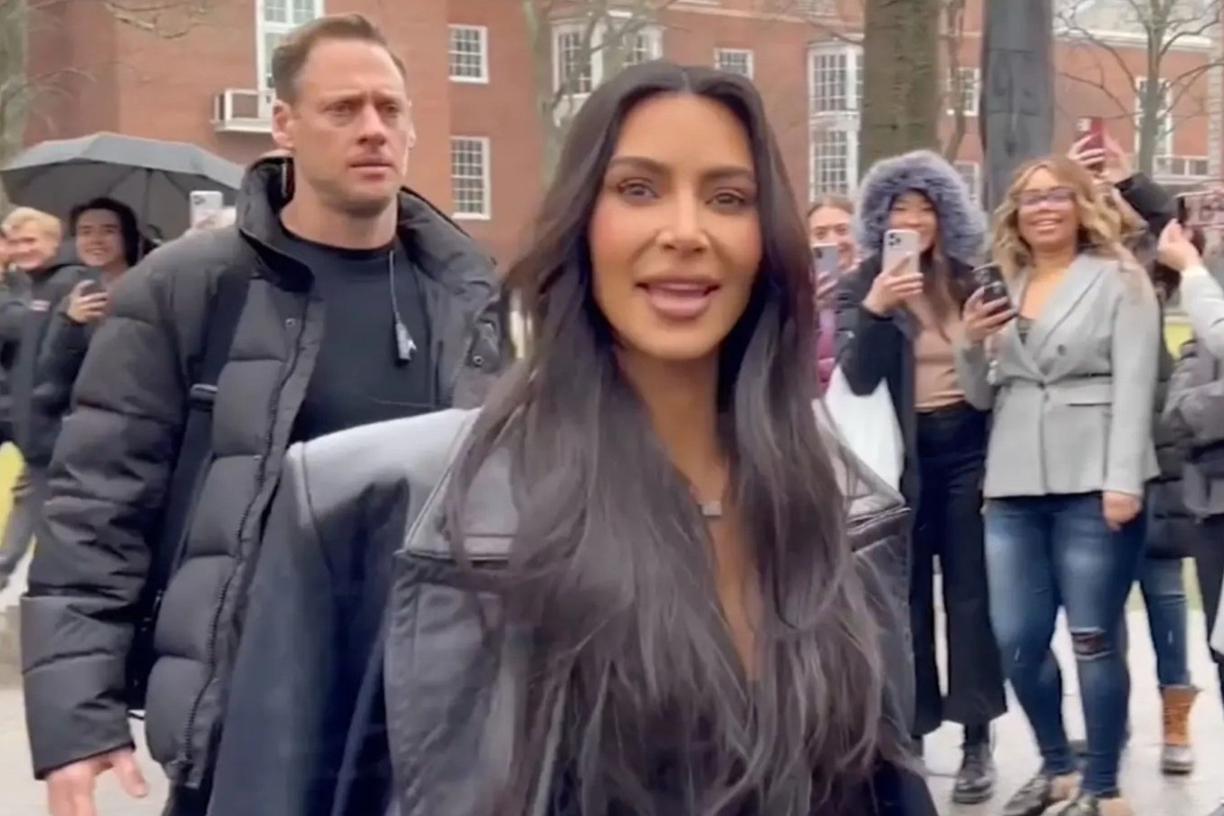 Kim Kardashian thinh giang o truong Harvard hinh anh