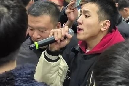 Ngoi sao bong ro Trung Quoc phat ngon 'da ngu voi nhieu co gai' hinh anh