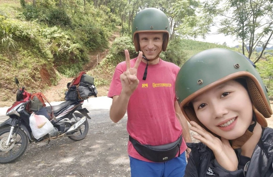 Cap vo Viet chong Phap chenh nhau 19 tuoi me di san mua bao, sam chop hinh anh