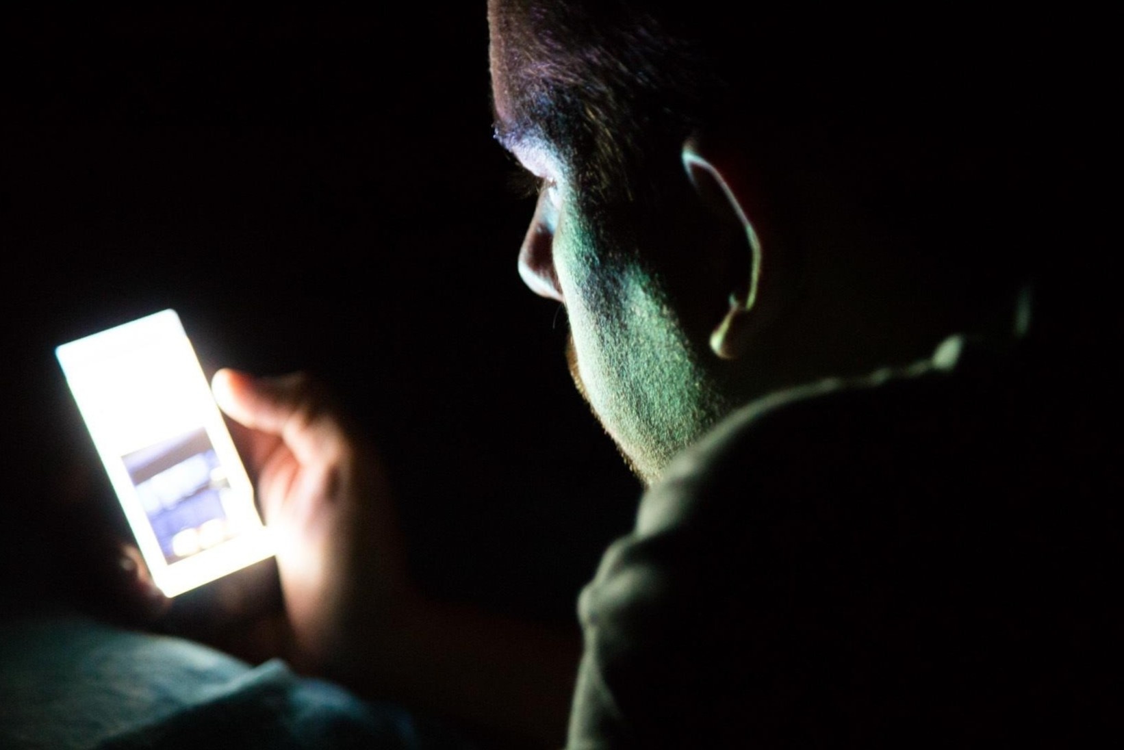 Vi sao nhieu nguoi van len lut theo doi nguoi yeu cu hinh anh