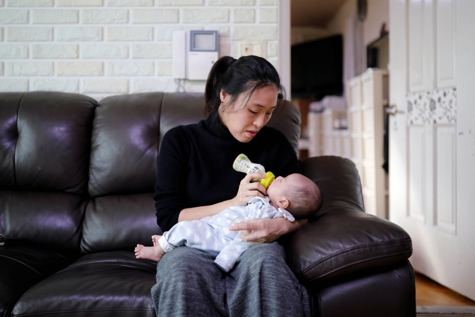 Khi chuyen sinh con bi dat len ban can trong tuyen dung, thang tien hinh anh