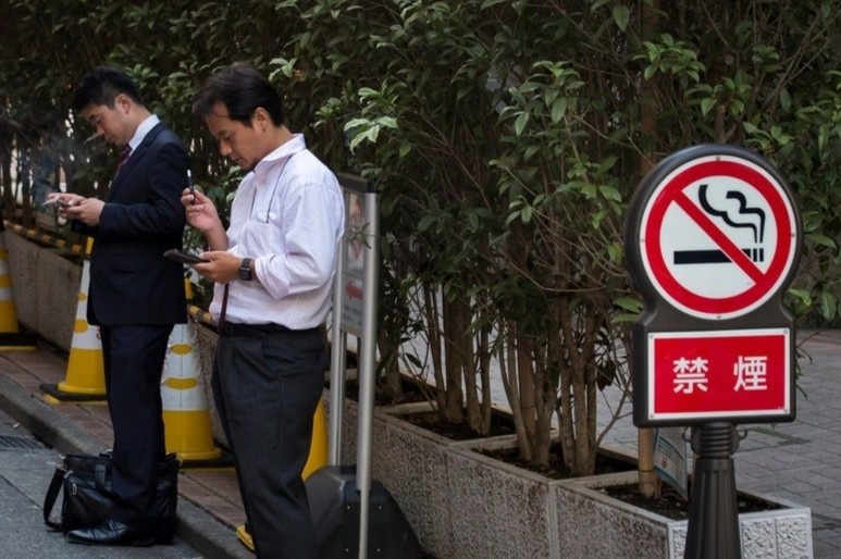 Bi phat 11.000 USD vi hut hon 4.500 dieu thuoc o Nhat Ban hinh anh