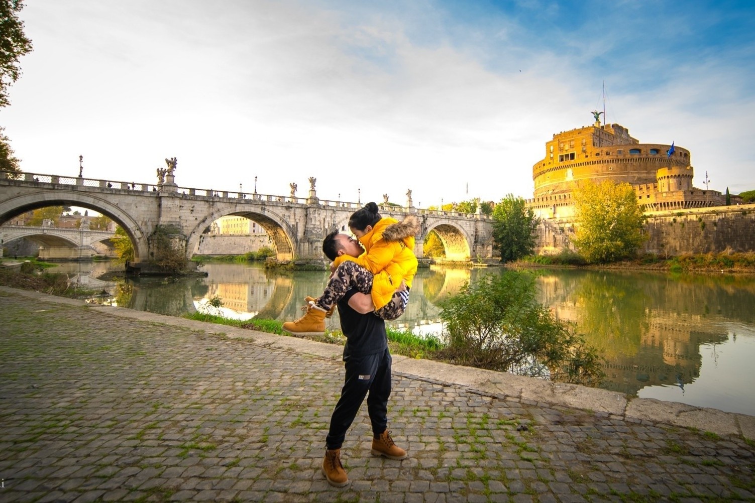 Cap doi chi 110 trieu vi vu Hy Lap, tham vuon o liu, tu vien tren may hinh anh