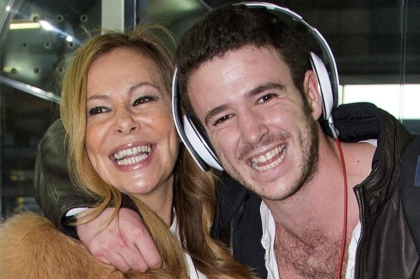 Dung tinh trung cua con trai qua co de co chau noi o Tay Ban Nha hinh anh