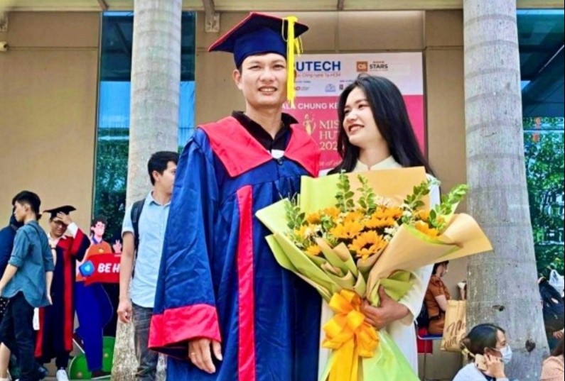 Co gai coi ao cu nhan mac cho anh trai trong le tot nghiep hinh anh