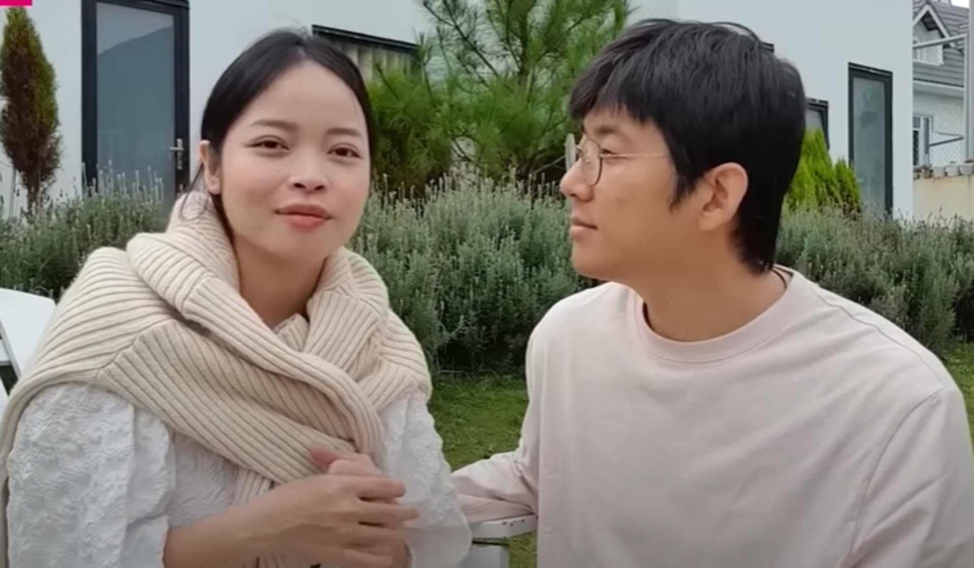 Co gai Viet du lich mot minh, cuoi luon chu tro o Han Quoc hinh anh