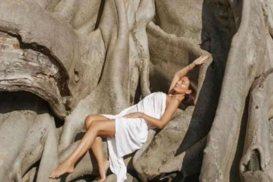 Bali truc xuat du khach chup anh khoa than duoi cay thieng hinh anh