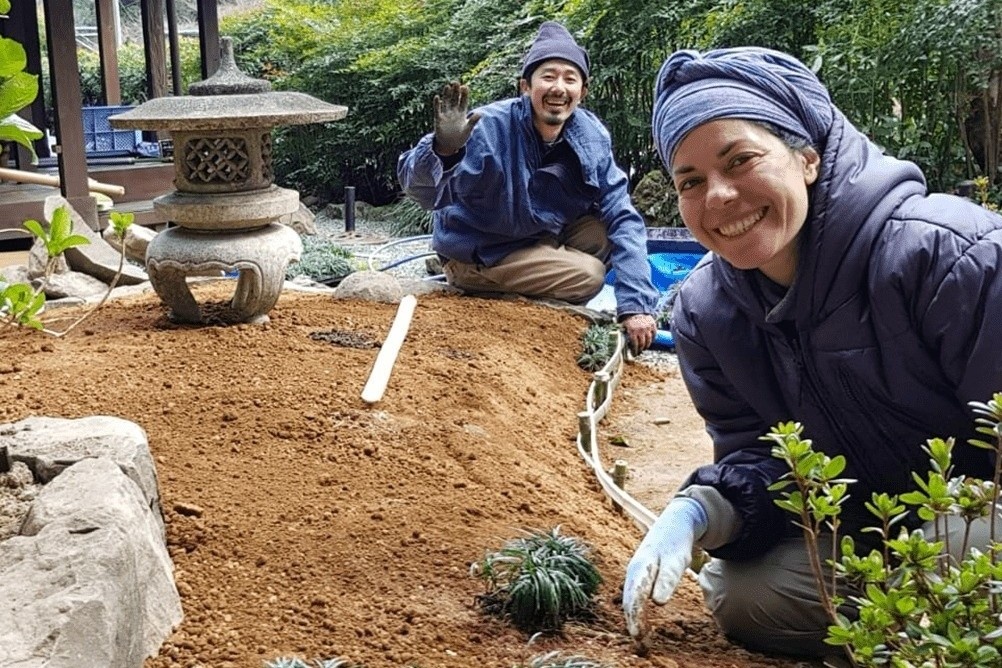 Cap vo chong hoi sinh nha ma o Nhat Ban hinh anh