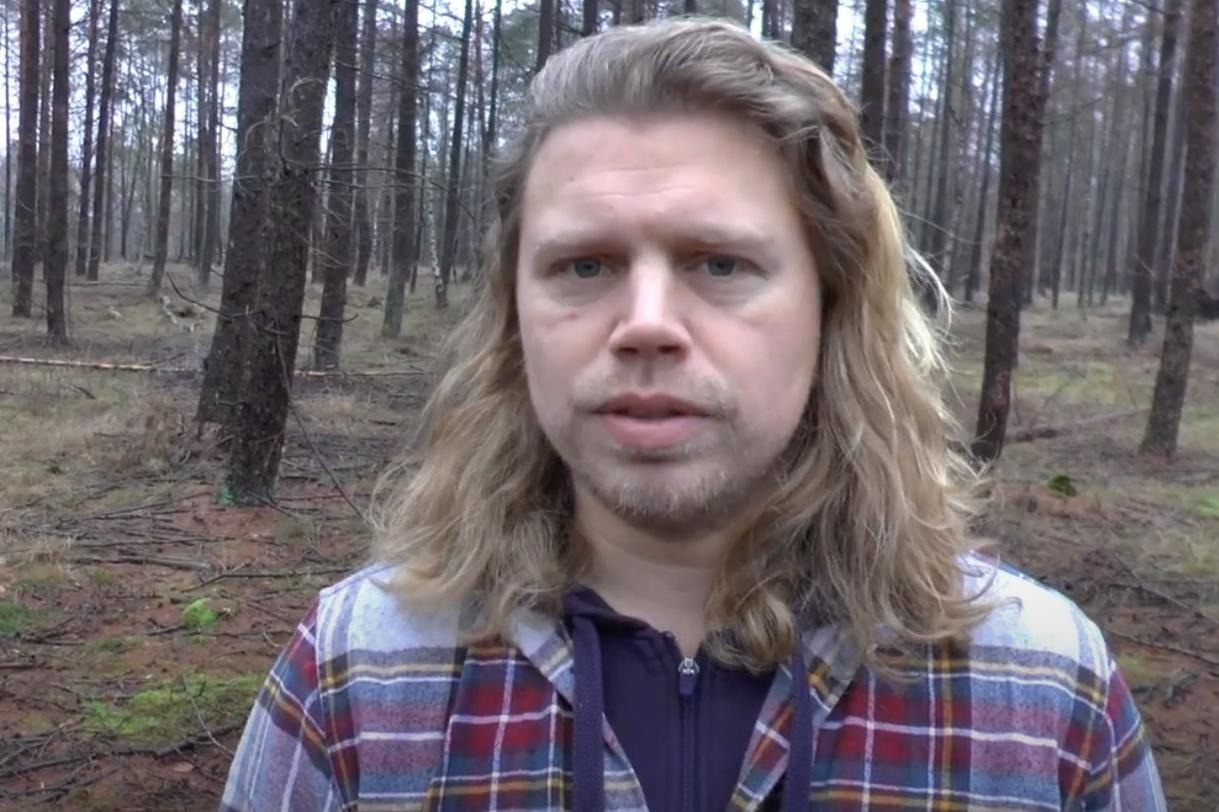 Cha cua hon 500 dua tre bi cam hien tinh trung tren khap the gioi hinh anh