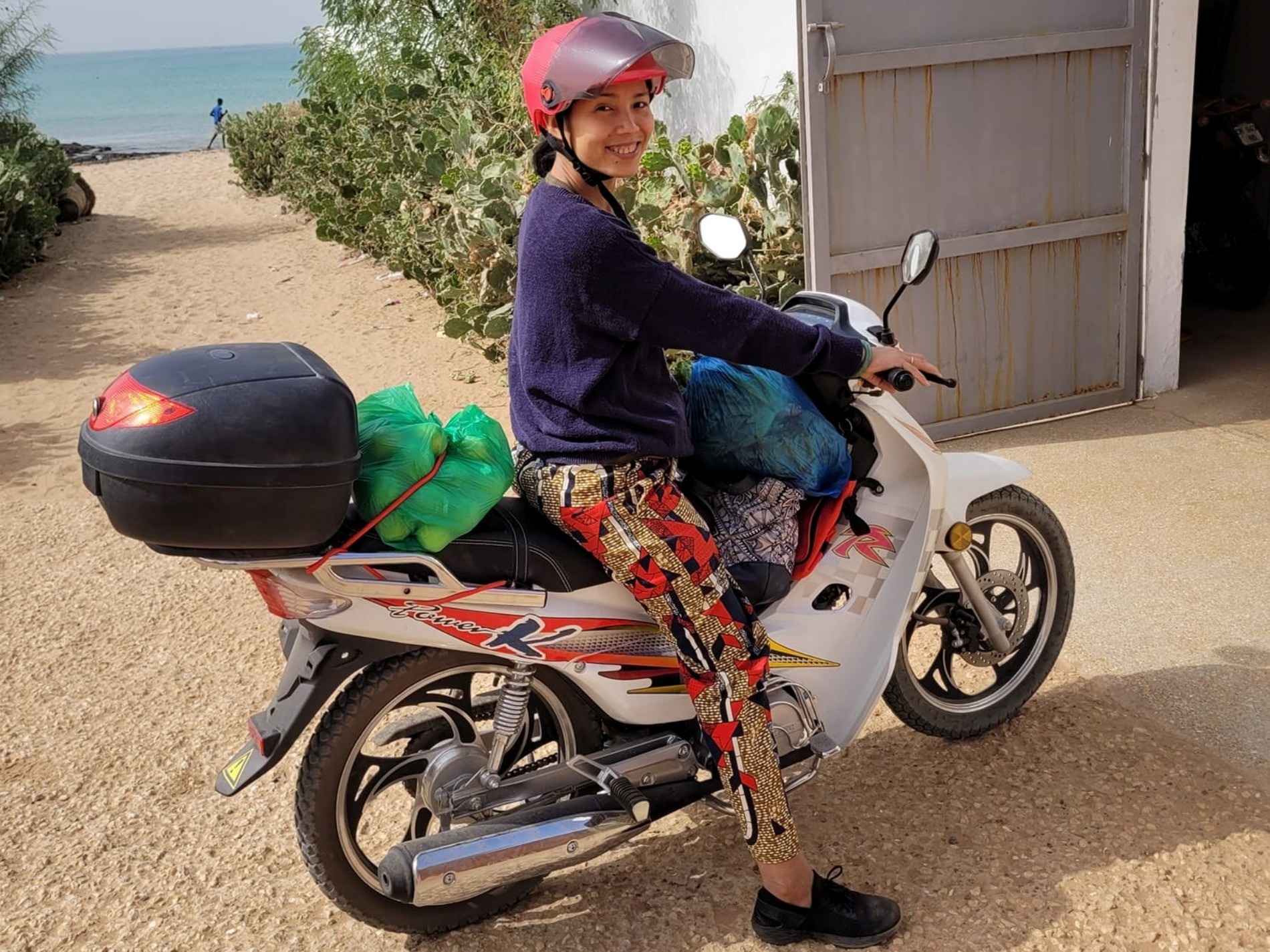 Cuoc song cua nguoi phu nu Viet nau an cho gioi nha giau o Senegal hinh anh