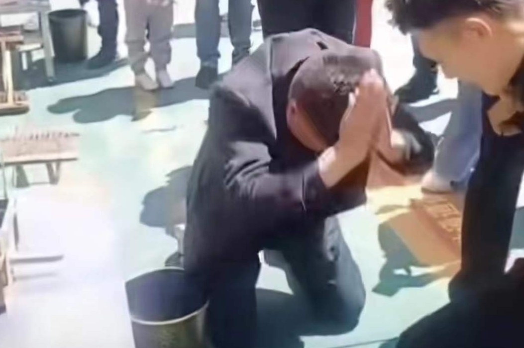 Chu quan an quy goi xin loi khach o Trung Quoc hinh anh