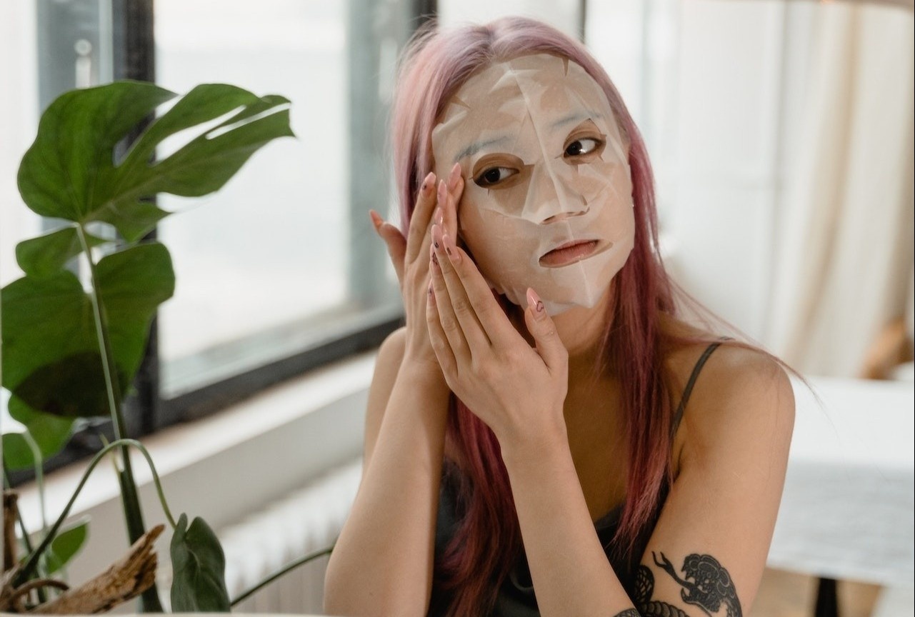 Luu y khi dap mat na giay de tranh da xau them hinh anh