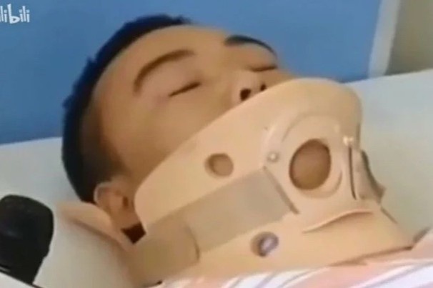 Cuu nguoi nhay lau, nguoi dan ong bi chui mang roi mat viec hinh anh