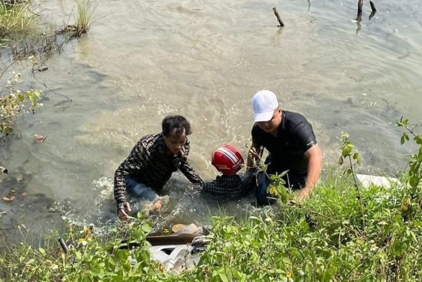 Phut nhanh tri cua 2 thanh nien cuu song nam sinh say nang nga muong hinh anh