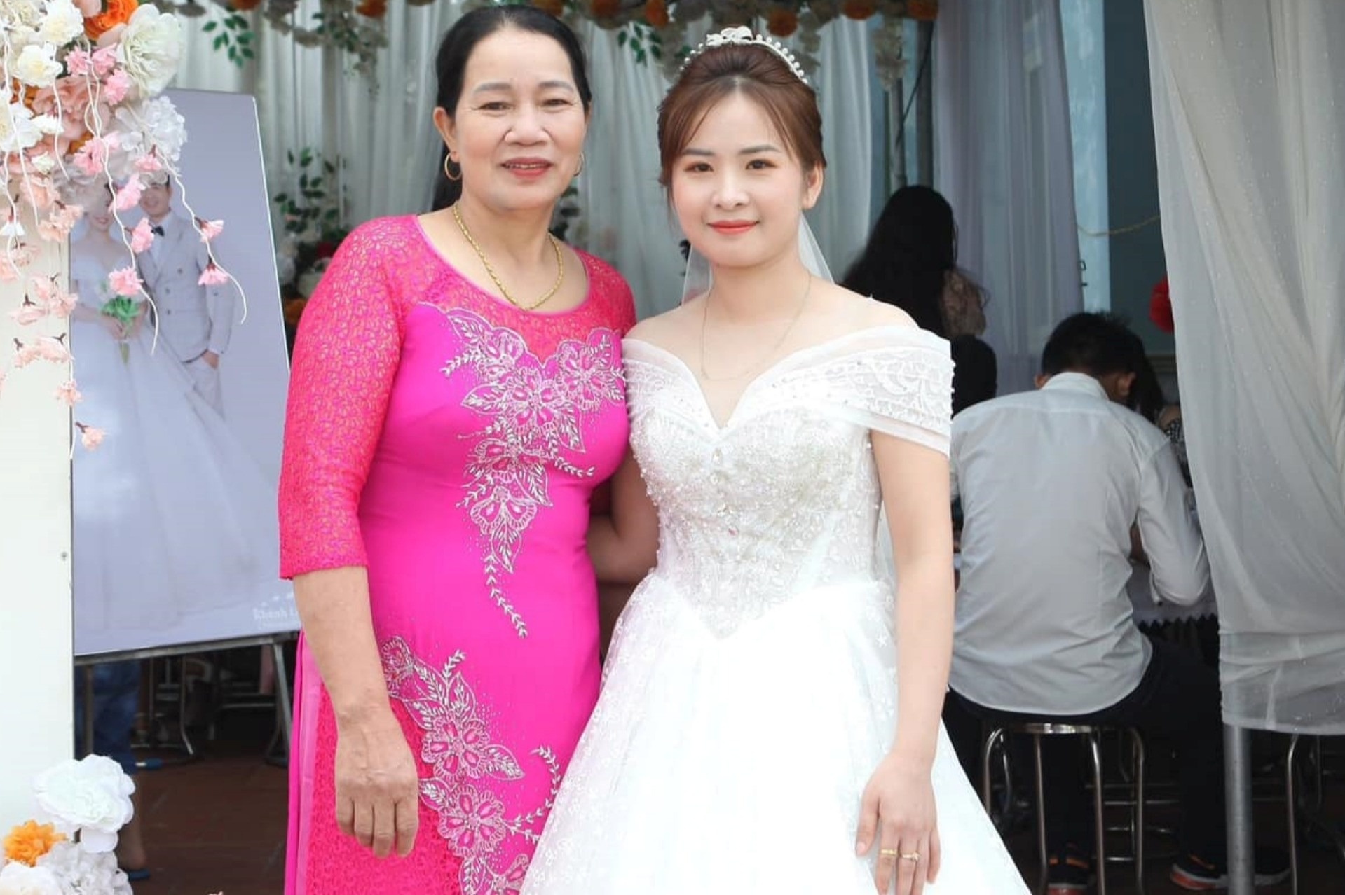 Me chong cham chau noi dau om de con dau cu nhe buoc lay chong hinh anh