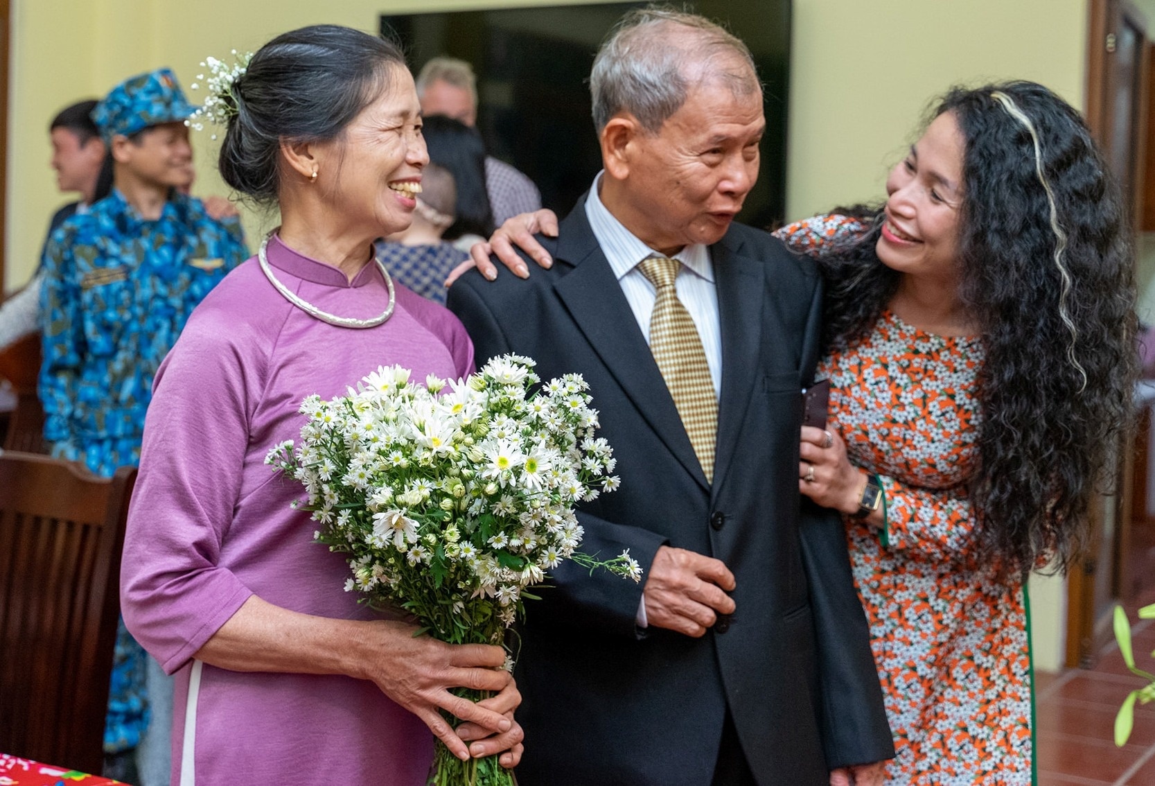 Con chau to chuc dam cuoi cho bo me o can phong bi mat hinh anh