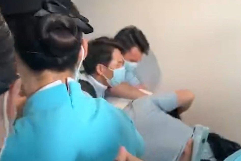 Phi cong Trung Quoc bi bat qua tang quay len nha ve sinh nu hinh anh