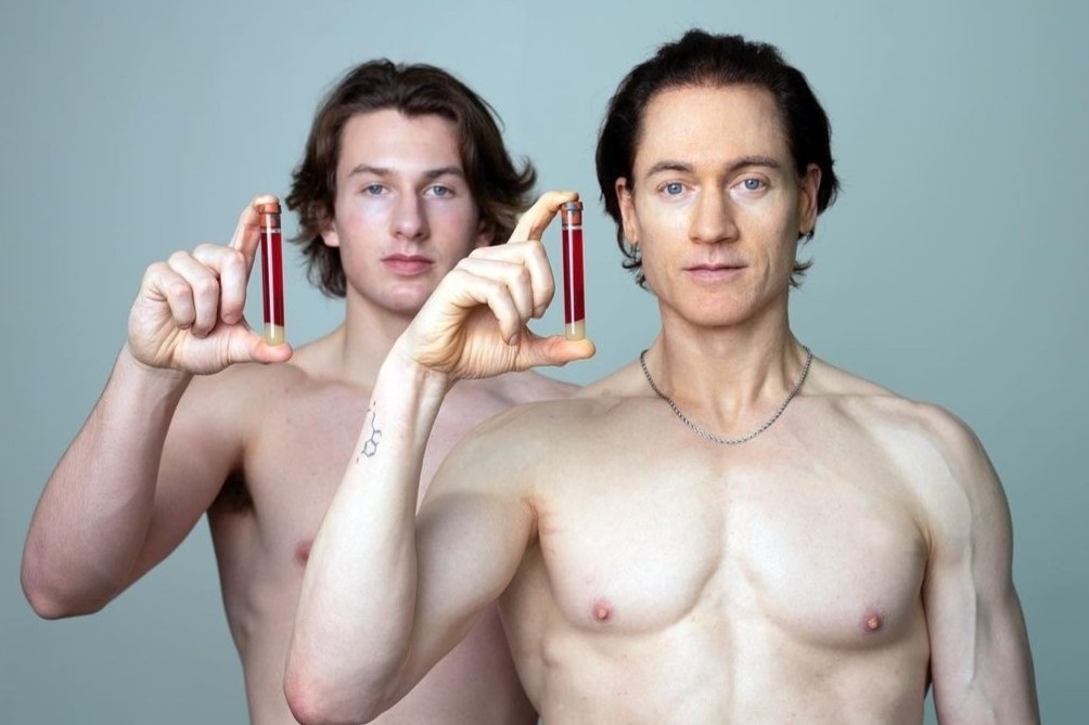 Trieu phu U50 dung mau cua con trai de tre hoa, tro lai tuoi 18 hinh anh