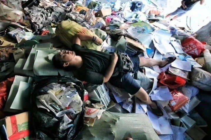 Kiem 200 USD/ngay khi 'nhat tien' trong bai rac khu nha giau Hong Kong hinh anh