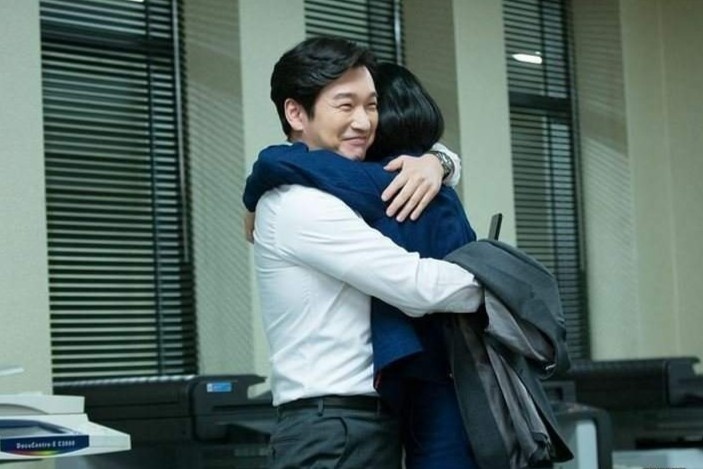 Thu thach om nguoi la gay phan no o Han Quoc hinh anh