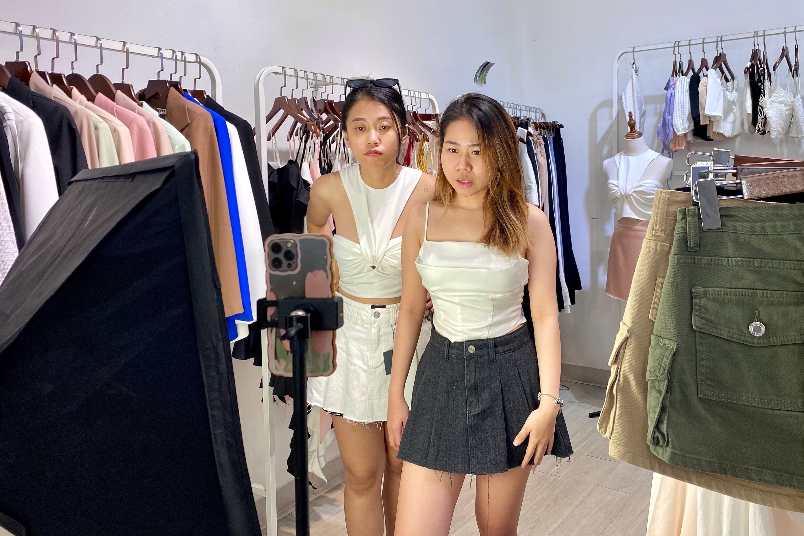 Pho thoi trang TP.HCM e am, chu shop tim khach tren livestream hinh anh