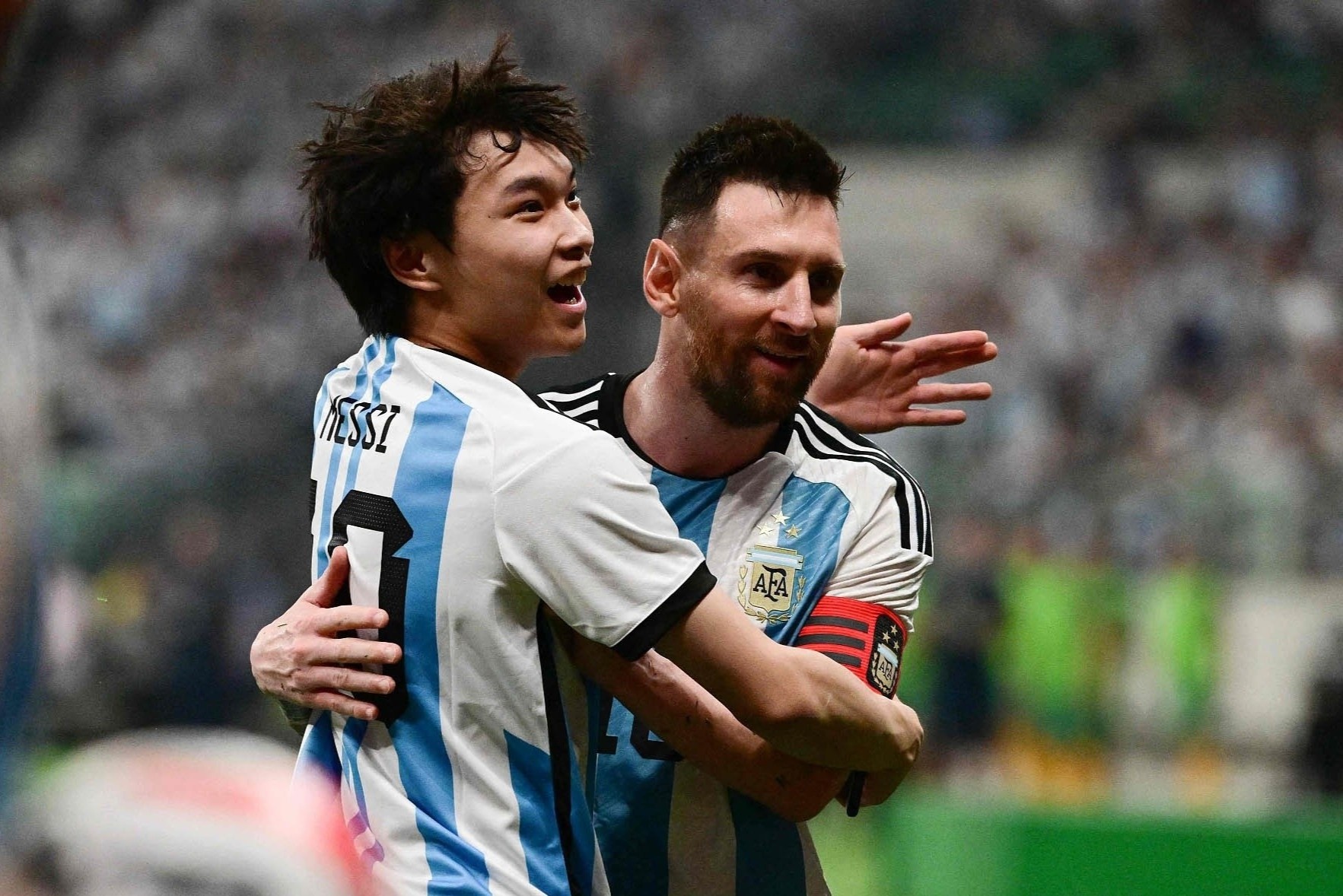 An phat doi voi thanh nien lao xuong san de om Messi o Trung Quoc hinh anh