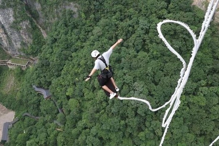 Tu vong sau khi thuc hien cu nhay bungee cao nhat the gioi hinh anh