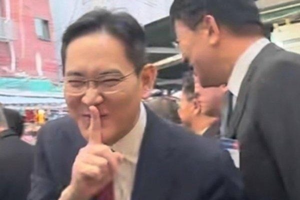 Buc anh chu tich Samsung gay bao mang hinh anh