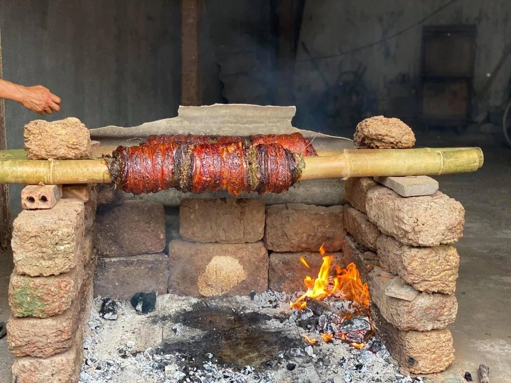 Nho thit quay don, du khach dung quen tim ve lang co Duong Lam hinh anh