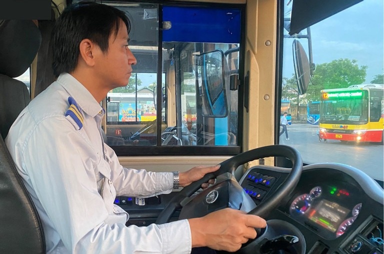 Tai xe xe buyt gap nan vi bam coi va bai van xuc dong cua con trai hinh anh