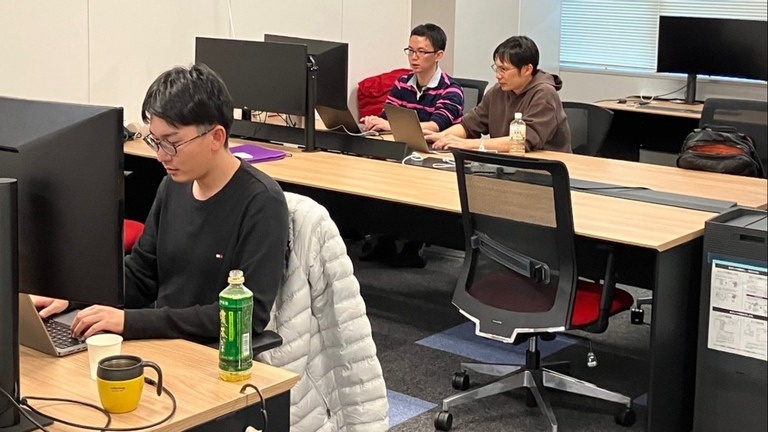 Cong ty Nhat thuong tien de nhan vien di an trua cung dong nghiep hinh anh