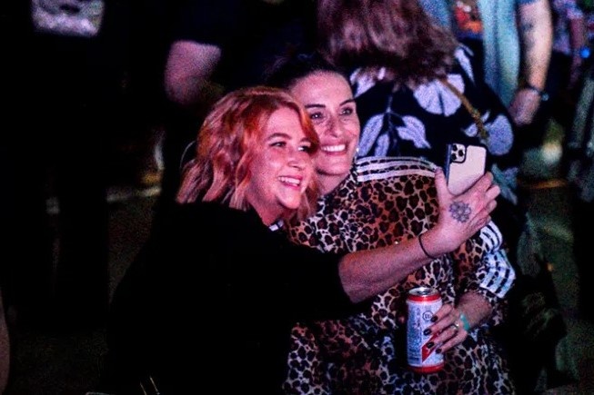 The he di hop dem vao ban ngay hinh anh